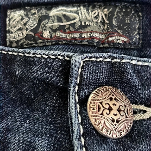 Silver Suki Mid Bermuda Dark Wash Shorts - Size 26 - Picture 6 of 10